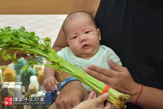 剃胎毛、滿月剃頭、嬰兒剃頭、嬰兒理髮、嬰兒剃髮、嬰兒剃胎毛、嬰兒滿月剃頭、寶寶剃頭、剃胎毛儀式、剃胎毛吉祥話、滿月剃頭儀式、滿月剃頭吉祥話、寶寶剃胎毛、寶寶滿月剃頭理髮、 新北市永和地區剃胎毛、新北市永和地區滿月剃頭、新北市永和地區嬰兒剃頭剃胎毛、新北市永和地區嬰兒理髮、新北市嬰兒剃髮、莊寶寶(新北永和區嬰兒寶寶滿月剃頭理髮、免費嬰兒剃胎毛儀式吉祥話)。中國風會場，爸媽寶貝免費穿「日中韓」古裝禮服。專業拍照、DVD光碟、證書。★購買「臍帶章、肚臍章、胎毛筆刷印章」贈送：剃頭、收涎、抓周，三選一。2017.09.06照片11