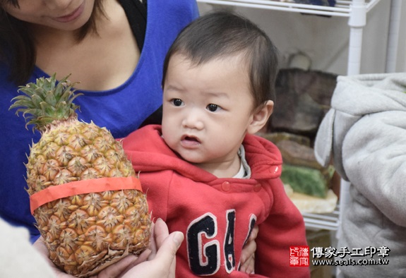 剃胎毛、滿月剃頭、嬰兒剃頭、嬰兒理髮、嬰兒剃髮、嬰兒剃胎毛、嬰兒滿月剃頭、寶寶剃頭、剃胎毛儀式、剃胎毛吉祥話、滿月剃頭儀式、滿月剃頭吉祥話、寶寶剃胎毛、寶寶滿月剃頭理髮、新北永和區剃胎毛、新北永和區滿月剃頭、新北永和區嬰兒剃頭剃胎毛、新北永和區嬰兒理髮、新北永和區嬰兒剃髮、洪寶寶們(新北永和區嬰兒寶寶滿月剃頭理髮、免費嬰兒剃胎毛儀式吉祥話)。中國風會場，爸媽寶貝免費穿「日中韓」古裝禮服。專業拍照、DVD光碟、證書。★購買「臍帶章、肚臍章、胎毛筆刷印章」贈送：剃頭、收涎、抓周，三選一。2016.03.24  照片14