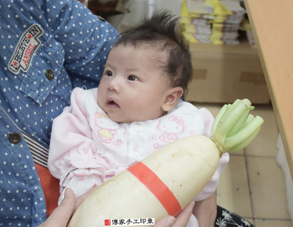 劉寶寶(新北永和區嬰兒寶寶滿月剃頭理髮、免費嬰兒剃胎毛儀式吉祥話)。中國風會場，爸媽寶貝免費穿「日中韓」古裝禮服。專業拍照、DVD光碟、證書。★購買「臍帶章、肚臍章、胎毛筆刷印章」贈送：剃頭、收涎、抓周，三選一。 2015.11.26 照片12