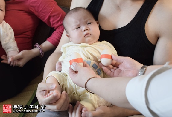 剃胎毛、滿月剃頭、嬰兒剃頭、嬰兒理髮、嬰兒剃髮、嬰兒剃胎毛、嬰兒滿月剃頭、寶寶剃頭、剃胎毛儀式、剃胎毛吉祥話、滿月剃頭儀式、滿月剃頭吉祥話、寶寶剃胎毛、寶寶滿月剃頭理髮、 台北中正區剃胎毛、台北中正區滿月剃頭、 台北中正區嬰兒剃頭剃胎毛、台北中正區嬰兒理髮、台北中正區嬰兒剃髮、張哥哥(台北中正區到府嬰兒寶寶滿月剃頭理髮、免費到府嬰兒剃胎毛儀式吉祥話)。到府剃頭剃胎毛主持、專業拍照、DVD光碟、證書。★購買「臍帶章、肚臍章、胎毛筆刷印章」贈送：剃頭、收涎、抓周，三選一。2016.04.16  照片4