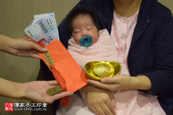 剃胎毛、滿月剃頭、嬰兒剃頭、嬰兒理髮、嬰兒剃髮、嬰兒剃胎毛、嬰兒滿月剃頭、寶寶剃頭、剃胎毛儀式、剃胎毛吉祥話、滿月剃頭儀式、滿月剃頭吉祥話、寶寶剃胎毛、寶寶滿月剃頭理髮、 新北市板橋地區剃胎毛、新北市板橋地區滿月剃頭、新北市板橋地區嬰兒剃頭剃胎毛、新北市板橋地區嬰兒理髮、新北市嬰兒剃髮、 朱寶寶(新北板橋區到府嬰兒寶寶滿月剃頭理髮、免費到府嬰兒剃胎毛儀式吉祥話)。到府剃頭剃胎毛主持、專業拍照、DVD光碟、證書。★購買「臍帶章、肚臍章、胎毛筆刷印章」贈送：剃頭、收涎、抓周，三選一。2017.09.02照片15