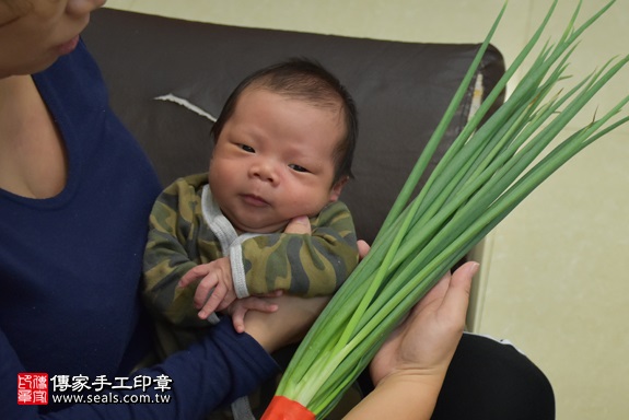 剃胎毛、滿月剃頭、嬰兒剃頭、嬰兒理髮、嬰兒剃髮、嬰兒剃胎毛、嬰兒滿月剃頭、寶寶剃頭、剃胎毛儀式、剃胎毛吉祥話、滿月剃頭儀式、滿月剃頭吉祥話、寶寶剃胎毛、寶寶滿月剃頭理髮、 新北市三重地區剃胎毛、新北市三重地區滿月剃頭、新北市三重地區嬰兒剃頭剃胎毛、新北市三重地區嬰兒理髮、新北市嬰兒剃髮、沈寶寶(新北三重區到府嬰兒寶寶滿月剃頭理髮、免費到府嬰兒剃胎毛儀式吉祥話)。到府剃頭剃胎毛主持、專業拍照、DVD光碟、證書。★購買「臍帶章、肚臍章、胎毛筆刷印章」贈送：剃頭、收涎、抓周，三選一。2017.11.17照片10