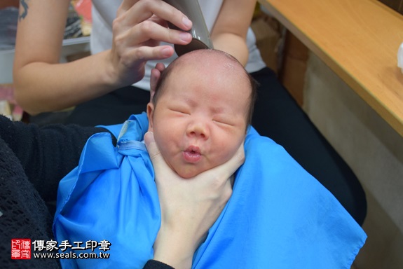 剃胎毛、滿月剃頭、嬰兒剃頭、嬰兒理髮、嬰兒剃髮、嬰兒剃胎毛、嬰兒滿月剃頭、寶寶剃頭、剃胎毛儀式、剃胎毛吉祥話、滿月剃頭儀式、滿月剃頭吉祥話、寶寶剃胎毛、寶寶滿月剃頭理髮、 新北市永和地區剃胎毛、新北市永和地區滿月剃頭、新北市永和地區嬰兒剃頭剃胎毛、新北市永和地區嬰兒理髮、新北市嬰兒剃髮、王寶寶(新北永和區嬰兒寶寶滿月剃頭理髮、免費嬰兒剃胎毛儀式吉祥話)。中國風會場，爸媽寶貝免費穿「日中韓」古裝禮服。專業拍照、DVD光碟、證書。★購買「臍帶章、肚臍章、胎毛筆刷印章」贈送：剃頭、收涎、抓周，三選一。2017.11.18照片16