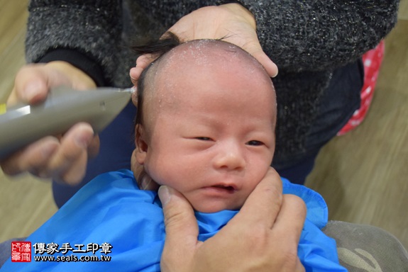 剃胎毛、滿月剃頭、嬰兒剃頭、嬰兒理髮、嬰兒剃髮、嬰兒剃胎毛、嬰兒滿月剃頭、寶寶剃頭、剃胎毛儀式、剃胎毛吉祥話、滿月剃頭儀式、滿月剃頭吉祥話、寶寶剃胎毛、寶寶滿月剃頭理髮、 新北市中和地區剃胎毛、新北市中和地區滿月剃頭、新北市中和地區嬰兒剃頭剃胎毛、新北市中和地區嬰兒理髮新北市嬰兒剃髮、張寶寶(新北中和區到府嬰兒寶寶滿月剃頭理髮、免費到府嬰兒剃胎毛儀式吉祥話)。到府剃頭剃胎毛主持、專業拍照、DVD光碟、證書。★購買「臍帶章、肚臍章、胎毛筆刷印章」贈送：剃頭、收涎、抓周，三選一。2017.12.20照片15