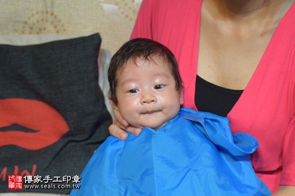剃胎毛、滿月剃頭、嬰兒剃頭、嬰兒理髮、嬰兒剃髮、嬰兒剃胎毛、嬰兒滿月剃頭、寶寶剃頭、剃胎毛儀式、剃胎毛吉祥話、滿月剃頭儀式、滿月剃頭吉祥話、寶寶剃胎毛、寶寶滿月剃頭理髮、 新北市新店地區剃胎毛、新北市新店地區滿月剃頭、新北市新店地區嬰兒剃頭剃胎毛、新北市新店地區嬰兒理髮、新北市嬰兒剃髮、 蔡寶寶(新北新店區到府嬰兒寶寶滿月剃頭理髮、免費到府嬰兒剃胎毛儀式吉祥話)。到府剃頭剃胎毛主持、專業拍照、DVD光碟、證書。★購買「臍帶章、肚臍章、胎毛筆刷印章」贈送：剃頭、收涎、抓周，三選一。2017.09.02照片16