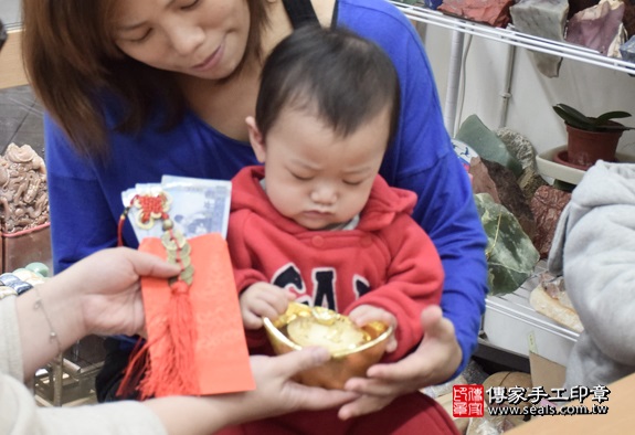 剃胎毛、滿月剃頭、嬰兒剃頭、嬰兒理髮、嬰兒剃髮、嬰兒剃胎毛、嬰兒滿月剃頭、寶寶剃頭、剃胎毛儀式、剃胎毛吉祥話、滿月剃頭儀式、滿月剃頭吉祥話、寶寶剃胎毛、寶寶滿月剃頭理髮、新北永和區剃胎毛、新北永和區滿月剃頭、新北永和區嬰兒剃頭剃胎毛、新北永和區嬰兒理髮、新北永和區嬰兒剃髮、洪寶寶們(新北永和區嬰兒寶寶滿月剃頭理髮、免費嬰兒剃胎毛儀式吉祥話)。中國風會場，爸媽寶貝免費穿「日中韓」古裝禮服。專業拍照、DVD光碟、證書。★購買「臍帶章、肚臍章、胎毛筆刷印章」贈送：剃頭、收涎、抓周，三選一。2016.03.24  照片15