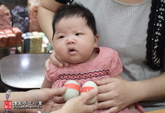 剃胎毛、滿月剃頭、嬰兒剃頭、嬰兒理髮、嬰兒剃髮、嬰兒剃胎毛、嬰兒滿月剃頭、寶寶剃頭、剃胎毛儀式、剃胎毛吉祥話、滿月剃頭儀式、滿月剃頭吉祥話、寶寶剃胎毛、寶寶滿月剃頭理髮、新北永和區剃胎毛、新北永和區滿月剃頭、新北永和區嬰兒剃頭剃胎毛、新北永和區嬰兒理髮、新北永和區嬰兒剃髮、蔡寶寶(新北永和區嬰兒寶寶滿月剃頭理髮、免費嬰兒剃胎毛儀式吉祥話)。中國風會場，爸媽寶貝免費穿「日中韓」古裝禮服。專業拍照、DVD光碟、證書。★購買「臍帶章、肚臍章、胎毛筆刷印章」贈送：剃頭、收涎、抓周，三選一。2016.05.28  照片4