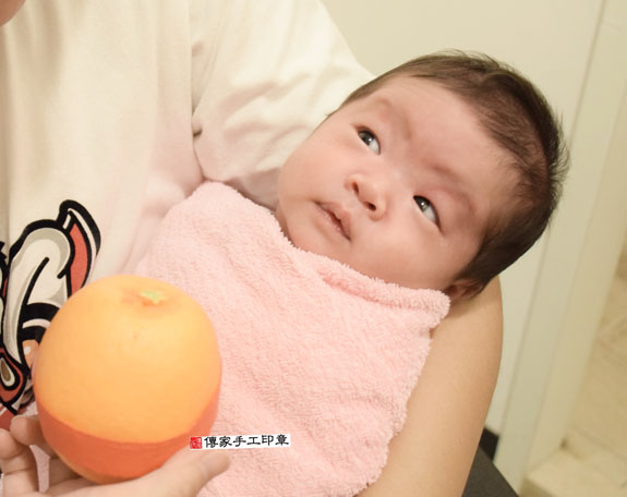 蔡寶寶(新北中和區到府嬰兒寶寶滿月剃頭理髮、免費到府嬰兒剃胎毛儀式吉祥話)。到府剃頭剃胎毛主持、專業拍照、DVD光碟、證書。★購買「臍帶章、肚臍章、胎毛筆刷印章」贈送：剃頭、收涎、抓周，三選一。2015.11.04 照片8