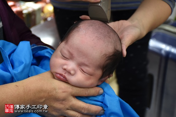 剃胎毛、滿月剃頭、嬰兒剃頭、嬰兒理髮、嬰兒剃髮、嬰兒剃胎毛、嬰兒滿月剃頭、寶寶剃頭、剃胎毛儀式、剃胎毛吉祥話、滿月剃頭儀式、滿月剃頭吉祥話、寶寶剃胎毛、寶寶滿月剃頭理髮、新北永和區剃胎毛、新北永和區滿月剃頭、新北永和區嬰兒剃頭剃胎毛、新北永和區嬰兒理髮、新北永和區嬰兒剃髮、林寶寶(新北永和區嬰兒寶寶滿月剃頭理髮、免費嬰兒剃胎毛儀式吉祥話)。中國風會場，爸媽寶貝免費穿「日中韓」古裝禮服。專業拍照、DVD光碟、證書。★購買「臍帶章、肚臍章、胎毛筆刷印章」贈送：剃頭、收涎、抓周，三選一。2017.01.09 照片17