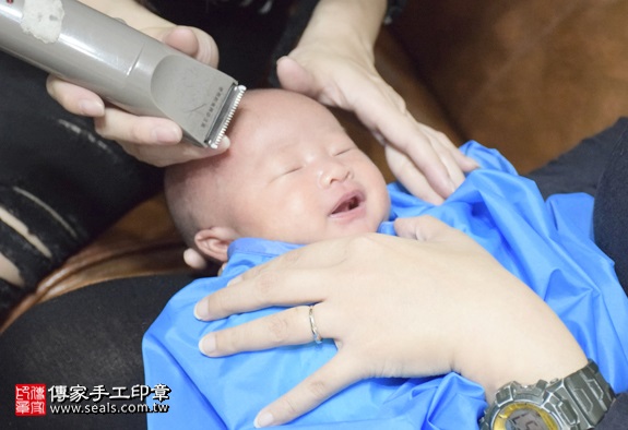 剃胎毛、滿月剃頭、嬰兒剃頭、嬰兒理髮、嬰兒剃髮、嬰兒剃胎毛、嬰兒滿月剃頭、寶寶剃頭、剃胎毛儀式、剃胎毛吉祥話、滿月剃頭儀式、滿月剃頭吉祥話、寶寶剃胎毛、寶寶滿月剃頭理髮、 桃園中壢區剃胎毛、桃園中壢區滿月剃頭、 桃園中壢區嬰兒剃頭剃胎毛、桃園中壢區嬰兒理髮、桃園中壢區嬰兒剃髮、焦寶寶(桃園中壢區到府嬰兒寶寶滿月剃頭理髮、免費到府嬰兒剃胎毛儀式吉祥話)。到府剃頭剃胎毛主持、專業拍照、DVD光碟、證書。★購買「臍帶章、肚臍章、胎毛筆刷印章」贈送：剃頭、收涎、抓周，三選一。2016.03.05 照片17