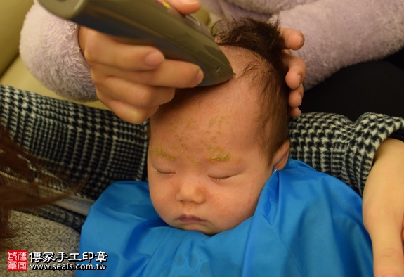 剃胎毛、滿月剃頭、嬰兒剃頭、嬰兒理髮、嬰兒剃髮、嬰兒剃胎毛、嬰兒滿月剃頭、寶寶剃頭、剃胎毛儀式、剃胎毛吉祥話、滿月剃頭儀式、滿月剃頭吉祥話、寶寶剃胎毛、寶寶滿月剃頭理髮、 新竹市剃胎毛、新竹市滿月剃頭、 新竹市嬰兒剃頭剃胎毛、新竹市嬰兒理髮、新竹市嬰兒剃髮、黃寶寶(新竹市到府嬰兒寶寶滿月剃頭理髮、免費到府嬰兒剃胎毛儀式吉祥話)。到府剃頭剃胎毛主持、專業拍照、DVD光碟、證書。★購買「臍帶章、肚臍章、胎毛筆刷印章」贈送：剃頭、收涎、抓周，三選一。2016.01.24 照片16