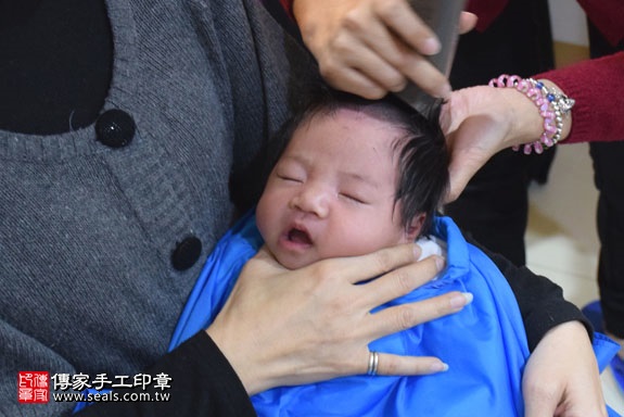 剃胎毛、滿月剃頭、嬰兒剃頭、嬰兒理髮、嬰兒剃髮、嬰兒剃胎毛、嬰兒滿月剃頭、寶寶剃頭、剃胎毛儀式、剃胎毛吉祥話、滿月剃頭儀式、滿月剃頭吉祥話、寶寶剃胎毛、寶寶滿月剃頭理髮、新北中和區剃胎毛、新北中和區滿月剃頭、新北中和區嬰兒剃頭剃胎毛、新北中和區嬰兒理髮、新北中和區嬰兒剃髮、王寶寶(新北中和區嬰兒寶寶滿月剃頭理髮、免費嬰兒剃胎毛儀式吉祥話)。中國風會場，爸媽寶貝免費穿「日中韓」古裝禮服。專業拍照、DVD光碟、證書。★購買「臍帶章、肚臍章、胎毛筆刷印章」贈送：剃頭、收涎、抓周，三選一。2017.02.07 照片18