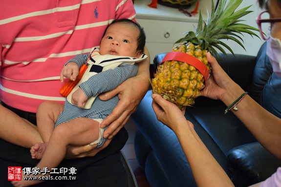 剃胎毛、滿月剃頭、嬰兒剃頭、嬰兒理髮、嬰兒剃髮、嬰兒剃胎毛、嬰兒滿月剃頭、寶寶剃頭、剃胎毛儀式、剃胎毛吉祥話、滿月剃頭儀式、滿月剃頭吉祥話、寶寶剃胎毛、寶寶滿月剃頭理髮、 新北中和區剃胎毛、新北中和區滿月剃頭、 新北中和區嬰兒剃頭剃胎毛、新北中和區嬰兒理髮、新北中和區嬰兒剃髮、陳寶寶(新北中和區到府嬰兒寶寶滿月剃頭理髮、免費到府嬰兒剃胎毛儀式吉祥話)。到府剃頭剃胎毛主持、專業拍照、DVD光碟、證書。★購買「臍帶章、肚臍章、胎毛筆刷印章」贈送：剃頭、收涎、抓周，三選一。2017.06.10  照片14