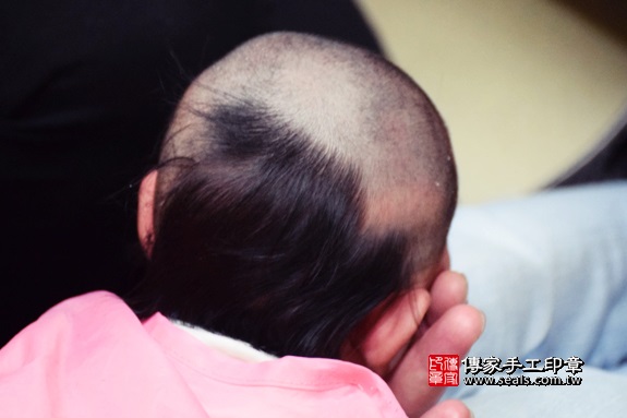 剃胎毛、滿月剃頭、嬰兒剃頭、嬰兒理髮、嬰兒剃髮、嬰兒剃胎毛、嬰兒滿月剃頭、寶寶剃頭、剃胎毛儀式、剃胎毛吉祥話、滿月剃頭儀式、滿月剃頭吉祥話、寶寶剃胎毛、寶寶滿月剃頭理髮、 台中市北屯地區剃胎毛、台中市北屯地區滿月剃頭、台中市北屯地區嬰兒剃頭剃胎毛、台中市北屯地區嬰兒理髮、台中市嬰兒剃髮、張寶寶(台中北屯區到府嬰兒寶寶滿月剃頭理髮、免費到府嬰兒剃胎毛儀式吉祥話)。到府剃頭剃胎毛主持、專業拍照、DVD光碟、證書。★購買「臍帶章、肚臍章、胎毛筆刷印章」贈送：剃頭、收涎、抓周，三選一。2017.10.10照片17