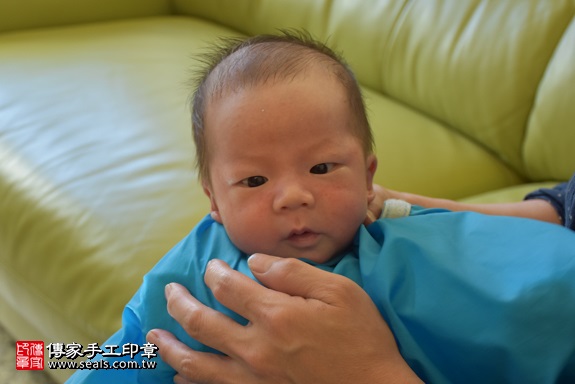 剃胎毛、滿月剃頭、嬰兒剃頭、嬰兒理髮、嬰兒剃髮、嬰兒剃胎毛、嬰兒滿月剃頭、寶寶剃頭、剃胎毛儀式、剃胎毛吉祥話、滿月剃頭儀式、滿月剃頭吉祥話、寶寶剃胎毛、寶寶滿月剃頭理髮、 新竹縣關西地區剃胎毛、新竹縣關西地區滿月剃頭、新竹縣關西地區嬰兒剃頭剃胎毛、新竹縣關西地區嬰兒理髮、新竹縣嬰兒剃髮、李寶寶(新竹關西鎮到府嬰兒寶寶滿月剃頭理髮、免費到府嬰兒剃胎毛儀式吉祥話)。到府剃頭剃胎毛主持、專業拍照、DVD光碟、證書。★購買「臍帶章、肚臍章、胎毛筆刷印章」贈送：剃頭、收涎、抓周，三選一。2017.11.28照片17