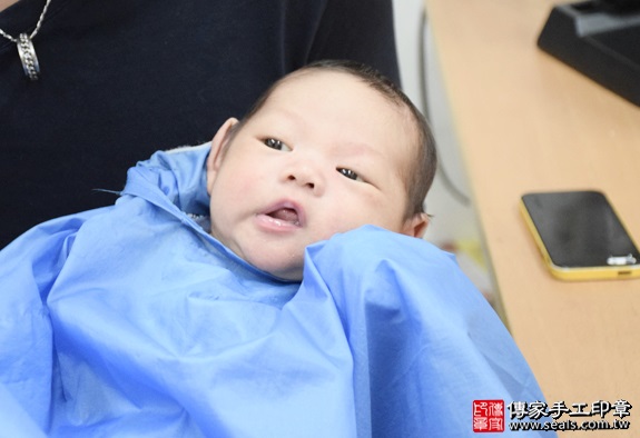 剃胎毛、滿月剃頭、嬰兒剃頭、嬰兒理髮、嬰兒剃髮、嬰兒剃胎毛、嬰兒滿月剃頭、寶寶剃頭、剃胎毛儀式、剃胎毛吉祥話、滿月剃頭儀式、滿月剃頭吉祥話、寶寶剃胎毛、寶寶滿月剃頭理髮、新北永和區剃胎毛、新北永和區滿月剃頭、新北永和區嬰兒剃頭剃胎毛、新北永和區嬰兒理髮、新北永和區嬰兒剃髮、鄭寶寶(新北永和區嬰兒寶寶滿月剃頭理髮、免費嬰兒剃胎毛儀式吉祥話)。中國風會場，爸媽寶貝免費穿「日中韓」古裝禮服。專業拍照、DVD光碟、證書。★購買「臍帶章、肚臍章、胎毛筆刷印章」贈送：剃頭、收涎、抓周，三選一。2016.04.08  照片16