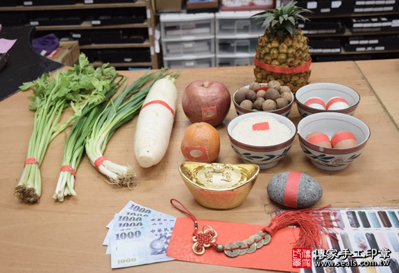 剃胎毛、滿月剃頭、嬰兒剃頭、嬰兒理髮、嬰兒剃髮、嬰兒剃胎毛、嬰兒滿月剃頭、寶寶剃頭、剃胎毛儀式、剃胎毛吉祥話、滿月剃頭儀式、滿月剃頭吉祥話、寶寶剃胎毛、寶寶滿月剃頭理髮、新北永和區剃胎毛、新北永和區滿月剃頭、新北永和區嬰兒剃頭剃胎毛、新北永和區嬰兒理髮、新北永和區嬰兒剃髮、張寶寶(新北永和區嬰兒寶寶滿月剃頭理髮、免費嬰兒剃胎毛儀式吉祥話)。中國風會場，爸媽寶貝免費穿「日中韓」古裝禮服。專業拍照、DVD光碟、證書。★購買「臍帶章、肚臍章、胎毛筆刷印章」贈送：剃頭、收涎、抓周，三選一。2016.05.21  照片1