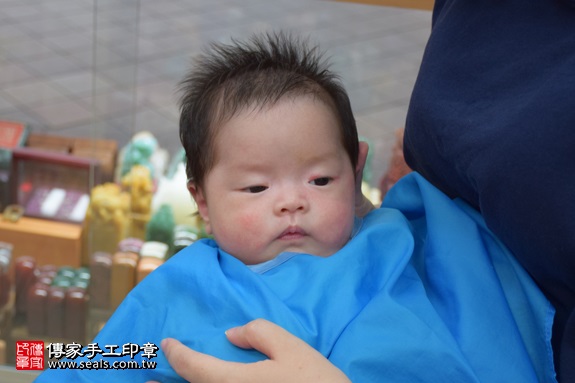 剃胎毛、滿月剃頭、嬰兒剃頭、嬰兒理髮、嬰兒剃髮、嬰兒剃胎毛、嬰兒滿月剃頭、寶寶剃頭、剃胎毛儀式、剃胎毛吉祥話、滿月剃頭儀式、滿月剃頭吉祥話、寶寶剃胎毛、寶寶滿月剃頭理髮、 新北市永和地區剃胎毛、新北市永和地區滿月剃頭、新北市永和地區嬰兒剃頭剃胎毛、新北市永和地區嬰兒理髮、新北市嬰兒剃髮、董寶寶(新北永和區嬰兒寶寶滿月剃頭理髮、免費嬰兒剃胎毛儀式吉祥話)。中國風會場，爸媽寶貝免費穿「日中韓」古裝禮服。專業拍照、DVD光碟、證書。★購買「臍帶章、肚臍章、胎毛筆刷印章」贈送：剃頭、收涎、抓周，三選一。2017.09.04照片16