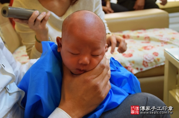 剃胎毛、滿月剃頭、嬰兒剃頭、嬰兒理髮、嬰兒剃髮、嬰兒剃胎毛、嬰兒滿月剃頭、寶寶剃頭、剃胎毛儀式、剃胎毛吉祥話、滿月剃頭儀式、滿月剃頭吉祥話、寶寶剃胎毛、寶寶滿月剃頭理髮、 新北新莊區剃胎毛、新北新莊區滿月剃頭、 新北新莊區嬰兒剃頭剃胎毛、新北新莊區嬰兒理髮、新北新莊區嬰兒剃髮、胡寶寶(新北新莊區到府嬰兒寶寶滿月剃頭理髮、免費到府嬰兒剃胎毛儀式吉祥話)。到府剃頭剃胎毛主持、專業拍照、DVD光碟、證書。★購買「臍帶章、肚臍章、胎毛筆刷印章」贈送：剃頭、收涎、抓周，三選一。2016.03.07 照片19