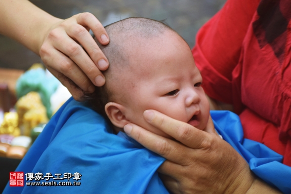 剃胎毛、滿月剃頭、嬰兒剃頭、嬰兒理髮、嬰兒剃髮、嬰兒剃胎毛、嬰兒滿月剃頭、寶寶剃頭、剃胎毛儀式、剃胎毛吉祥話、滿月剃頭儀式、滿月剃頭吉祥話、寶寶剃胎毛、寶寶滿月剃頭理髮、新北永和區剃胎毛、新北永和區滿月剃頭、新北永和區嬰兒剃頭剃胎毛、新北永和區嬰兒理髮、新北永和區嬰兒剃髮、周寶寶(新北永和區嬰兒寶寶滿月剃頭理髮、免費嬰兒剃胎毛儀式吉祥話)。中國風會場，爸媽寶貝免費穿「日中韓」古裝禮服。專業拍照、DVD光碟、證書。★購買「臍帶章、肚臍章、胎毛筆刷印章」贈送：剃頭、收涎、抓周，三選一。2017.05.13 照片19