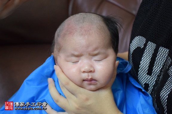 剃胎毛、滿月剃頭、嬰兒剃頭、嬰兒理髮、嬰兒剃髮、嬰兒剃胎毛、嬰兒滿月剃頭、寶寶剃頭、剃胎毛儀式、剃胎毛吉祥話、滿月剃頭儀式、滿月剃頭吉祥話、寶寶剃胎毛、寶寶滿月剃頭理髮、 新北市中和地區剃胎毛、新北市中和地區滿月剃頭、新北市中和地區嬰兒剃頭剃胎毛、新北市中和地區嬰兒理髮、新北市嬰兒剃髮、林寶寶(新北中和區到府嬰兒寶寶滿月剃頭理髮、免費到府嬰兒剃胎毛儀式吉祥話)。到府剃頭剃胎毛主持、專業拍照、DVD光碟、證書。★購買「臍帶章、肚臍章、胎毛筆刷印章」贈送：剃頭、收涎、抓周，三選一。2017.09.03照片14