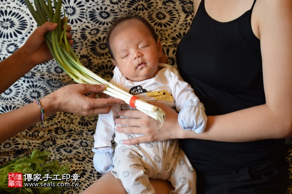 剃胎毛、滿月剃頭、嬰兒剃頭、嬰兒理髮、嬰兒剃髮、嬰兒剃胎毛、嬰兒滿月剃頭、寶寶剃頭、剃胎毛儀式、剃胎毛吉祥話、滿月剃頭儀式、滿月剃頭吉祥話、寶寶剃胎毛、寶寶滿月剃頭理髮、 新北市汐止地區剃胎毛、新北市汐止地區滿月剃頭、新北市汐止地區嬰兒剃頭剃胎毛、新北市汐止地區嬰兒理髮、新北市嬰兒剃髮、賴寶寶(新北汐止區到府嬰兒寶寶滿月剃頭理髮、免費到府嬰兒剃胎毛儀式吉祥話)。到府剃頭剃胎毛主持、專業拍照、DVD光碟、證書。★購買「臍帶章、肚臍章、胎毛筆刷印章」贈送：剃頭、收涎、抓周，三選一。2017.09.04照片12