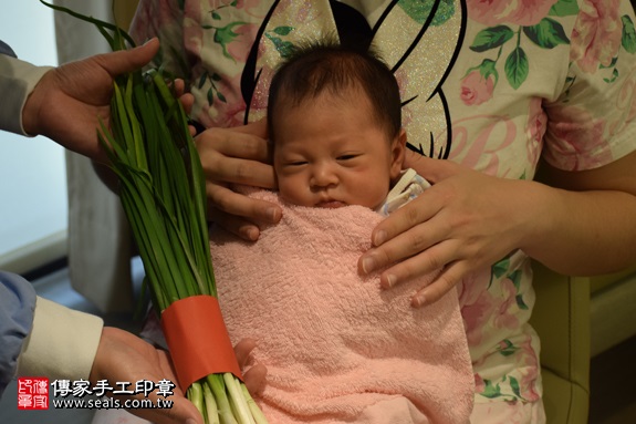 剃胎毛、滿月剃頭、嬰兒剃頭、嬰兒理髮、嬰兒剃髮、嬰兒剃胎毛、嬰兒滿月剃頭、寶寶剃頭、剃胎毛儀式、剃胎毛吉祥話、滿月剃頭儀式、滿月剃頭吉祥話、寶寶剃胎毛、寶寶滿月剃頭理髮、 新北市林口地區剃胎毛、新北市林口地區滿月剃頭、新北市林口地區嬰兒剃頭剃胎毛、新北市林口地區嬰兒理髮、新北市嬰兒剃髮、 黃寶寶(新北林口區到府嬰兒寶寶滿月剃頭理髮、免費到府嬰兒剃胎毛儀式吉祥話)。到府剃頭剃胎毛主持、專業拍照、DVD光碟、證書。★購買「臍帶章、肚臍章、胎毛筆刷印章」贈送：剃頭、收涎、抓周，三選一。2017.08.10照片10