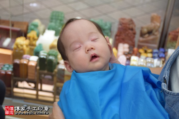 剃胎毛、滿月剃頭、嬰兒剃頭、嬰兒理髮、嬰兒剃髮、嬰兒剃胎毛、嬰兒滿月剃頭、寶寶剃頭、剃胎毛儀式、剃胎毛吉祥話、滿月剃頭儀式、滿月剃頭吉祥話、寶寶剃胎毛、寶寶滿月剃頭理髮、 新北市永和地區剃胎毛、新北市永和地區滿月剃頭、新北市永和地區嬰兒剃頭剃胎毛、新北市永和地區嬰兒理髮、新北市嬰兒剃髮、江寶寶(新北永和區)嬰兒寶寶滿月剃頭理髮、免費嬰兒剃胎毛儀式吉祥話)。中國風會場，爸媽寶貝免費穿「日中韓」古裝禮服。專業拍照、DVD光碟、證書。★購買「臍帶章、肚臍章、胎毛筆刷印章」贈送：剃頭、收涎、抓周，三選一。2017.09.04照片15