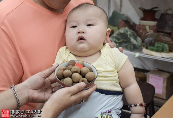 剃胎毛、滿月剃頭、嬰兒剃頭、嬰兒理髮、嬰兒剃髮、嬰兒剃胎毛、嬰兒滿月剃頭、寶寶剃頭、剃胎毛儀式、剃胎毛吉祥話、滿月剃頭儀式、滿月剃頭吉祥話、寶寶剃胎毛、寶寶滿月剃頭理髮、新北永和區剃胎毛、新北永和區滿月剃頭、新北永和區嬰兒剃頭剃胎毛、新北永和區嬰兒理髮、新北永和區嬰兒剃髮、萬寶寶(新北永和區嬰兒寶寶滿月剃頭理髮、免費嬰兒剃胎毛儀式吉祥話)。中國風會場，爸媽寶貝免費穿「日中韓」古裝禮服。專業拍照、DVD光碟、證書。★購買「臍帶章、肚臍章、胎毛筆刷印章」贈送：剃頭、收涎、抓周，三選一。2016.06.10  照片7