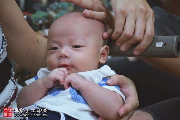 剃胎毛、滿月剃頭、嬰兒剃頭、嬰兒理髮、嬰兒剃髮、嬰兒剃胎毛、嬰兒滿月剃頭、寶寶剃頭、剃胎毛儀式、剃胎毛吉祥話、滿月剃頭儀式、滿月剃頭吉祥話、寶寶剃胎毛、寶寶滿月剃頭理髮、新北永和區剃胎毛、新北永和區滿月剃頭、新北永和區嬰兒剃頭剃胎毛、新北永和區嬰兒理髮、新北永和區嬰兒剃髮、簡寶寶(新北永和區嬰兒寶寶滿月剃頭理髮、免費嬰兒剃胎毛儀式吉祥話)。中國風會場，爸媽寶貝免費穿「日中韓」古裝禮服。專業拍照、DVD光碟、證書。★購買「臍帶章、肚臍章、胎毛筆刷印章」贈送：剃頭、收涎、抓周，三選一。2017.06.24 照片19