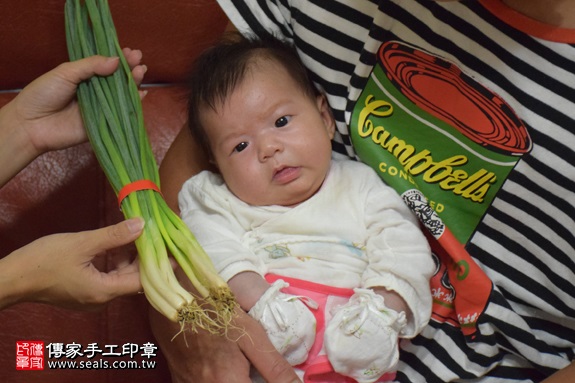 剃胎毛、滿月剃頭、嬰兒剃頭、嬰兒理髮、嬰兒剃髮、嬰兒剃胎毛、嬰兒滿月剃頭、寶寶剃頭、剃胎毛儀式、剃胎毛吉祥話、滿月剃頭儀式、滿月剃頭吉祥話、寶寶剃胎毛、寶寶滿月剃頭理髮、 新北市新莊地區剃胎毛、新北市新莊地區滿月剃頭、新北市新莊地區嬰兒剃頭剃胎毛、新北市新莊地區嬰兒理髮、新北市嬰兒剃髮、李寶寶(新北新莊區到府嬰兒寶寶滿月剃頭理髮、免費到府嬰兒剃胎毛儀式吉祥話)。到府剃頭剃胎毛主持、專業拍照、DVD光碟、證書。★購買「臍帶章、肚臍章、胎毛筆刷印章」贈送：剃頭、收涎、抓周，三選一。2017.09.04照片12