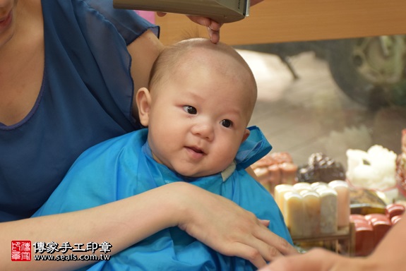 剃胎毛、滿月剃頭、嬰兒剃頭、嬰兒理髮、嬰兒剃髮、嬰兒剃胎毛、嬰兒滿月剃頭、寶寶剃頭、剃胎毛儀式、剃胎毛吉祥話、滿月剃頭儀式、滿月剃頭吉祥話、寶寶剃胎毛、寶寶滿月剃頭理髮、 新北市永和地區剃胎毛、新北市永和地區滿月剃頭、新北市永和地區嬰兒剃頭剃胎毛、新北市永和地區嬰兒理髮、新北市嬰兒剃髮、廖寶寶(新北永和區嬰兒寶寶滿月剃頭理髮、免費嬰兒剃胎毛儀式吉祥話)。中國風會場，爸媽寶貝免費穿「日中韓」古裝禮服。專業拍照、DVD光碟、證書。★購買「臍帶章、肚臍章、胎毛筆刷印章」贈送：剃頭、收涎、抓周，三選一。2017.10.09照片16