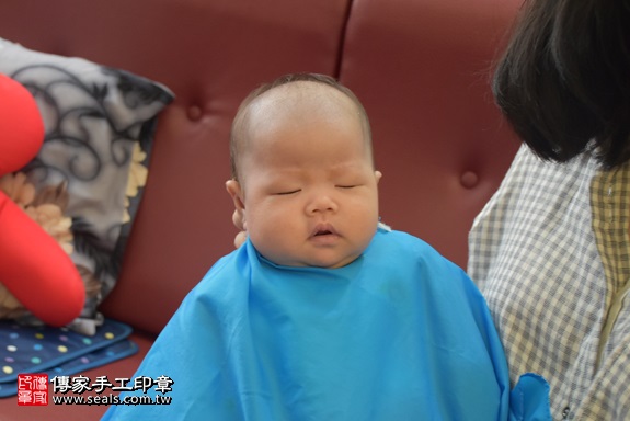 剃胎毛、滿月剃頭、嬰兒剃頭、嬰兒理髮、嬰兒剃髮、嬰兒剃胎毛、嬰兒滿月剃頭、寶寶剃頭、剃胎毛儀式、剃胎毛吉祥話、滿月剃頭儀式、滿月剃頭吉祥話、寶寶剃胎毛、寶寶滿月剃頭理髮、 桃園市桃園地區剃胎毛、桃園市桃園地區滿月剃頭、桃園市桃園地區嬰兒剃頭剃胎毛、桃園市桃園地區嬰兒理髮、桃園市嬰兒剃髮、梁寶寶(桃園桃園區到府嬰兒寶寶滿月剃頭理髮、免費到府嬰兒剃胎毛儀式吉祥話)。到府剃頭剃胎毛主持、專業拍照、DVD光碟、證書。★購買「臍帶章、肚臍章、胎毛筆刷印章」贈送：剃頭、收涎、抓周，三選一。2017.11.28照片16