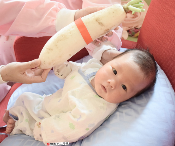 山並寶寶(台北士林區到府嬰兒寶寶滿月剃頭理髮、免費到府嬰兒剃胎毛儀式吉祥話)。到府剃頭剃胎毛主持、專業拍照、DVD光碟、證書。★購買「臍帶章、肚臍章、胎毛筆刷印章」贈送：剃頭、收涎、抓周，三選一。2015.11.12 照片13