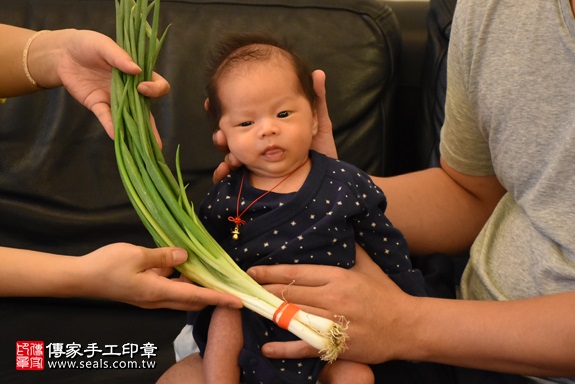 剃胎毛、滿月剃頭、嬰兒剃頭、嬰兒理髮、嬰兒剃髮、嬰兒剃胎毛、嬰兒滿月剃頭、寶寶剃頭、剃胎毛儀式、剃胎毛吉祥話、滿月剃頭儀式、滿月剃頭吉祥話、寶寶剃胎毛、寶寶滿月剃頭理髮、 桃園市桃園地區剃胎毛、桃園市桃園地區滿月剃頭、桃園市桃園地區嬰兒剃頭剃胎毛、桃園市桃園地區嬰兒理髮、桃園市嬰兒剃髮、蕭寶寶(桃園桃園區到府嬰兒寶寶滿月剃頭理髮、免費到府嬰兒剃胎毛儀式吉祥話)。到府剃頭剃胎毛主持、專業拍照、DVD光碟、證書。★購買「臍帶章、肚臍章、胎毛筆刷印章」贈送：剃頭、收涎、抓周，三選一。2017.11.09照片12