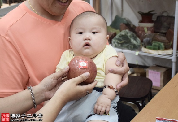 剃胎毛、滿月剃頭、嬰兒剃頭、嬰兒理髮、嬰兒剃髮、嬰兒剃胎毛、嬰兒滿月剃頭、寶寶剃頭、剃胎毛儀式、剃胎毛吉祥話、滿月剃頭儀式、滿月剃頭吉祥話、寶寶剃胎毛、寶寶滿月剃頭理髮、新北永和區剃胎毛、新北永和區滿月剃頭、新北永和區嬰兒剃頭剃胎毛、新北永和區嬰兒理髮、新北永和區嬰兒剃髮、萬寶寶(新北永和區嬰兒寶寶滿月剃頭理髮、免費嬰兒剃胎毛儀式吉祥話)。中國風會場，爸媽寶貝免費穿「日中韓」古裝禮服。專業拍照、DVD光碟、證書。★購買「臍帶章、肚臍章、胎毛筆刷印章」贈送：剃頭、收涎、抓周，三選一。2016.06.10  照片8