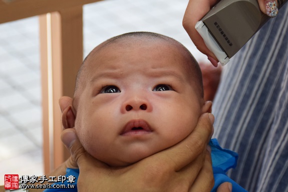 剃胎毛、滿月剃頭、嬰兒剃頭、嬰兒理髮、嬰兒剃髮、嬰兒剃胎毛、嬰兒滿月剃頭、寶寶剃頭、剃胎毛儀式、剃胎毛吉祥話、滿月剃頭儀式、滿月剃頭吉祥話、寶寶剃胎毛、寶寶滿月剃頭理髮、 新竹市香山地區剃胎毛、新竹市香山地區滿月剃頭、新竹市香山地區嬰兒剃頭剃胎毛、新竹市香山地區嬰兒理髮、新竹市嬰兒剃髮、 許寶寶(新竹香山區嬰兒寶寶滿月剃頭理髮、免費嬰兒剃胎毛儀式吉祥話)。中國風會場，爸媽寶貝免費穿「日中韓」古裝禮服。專業拍照、DVD光碟、證書。★購買「臍帶章、肚臍章、胎毛筆刷印章」贈送：剃頭、收涎、抓周，三選一。2017.08.11照片18