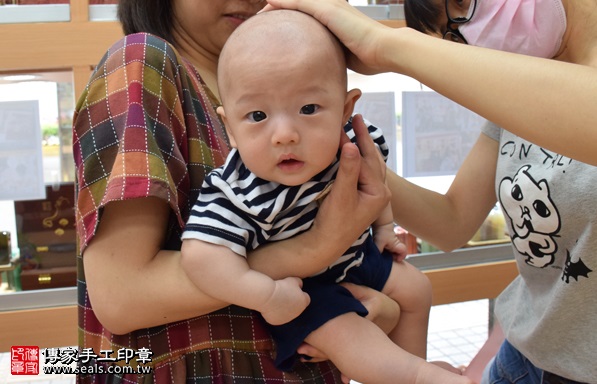 剃胎毛、滿月剃頭、嬰兒剃頭、嬰兒理髮、嬰兒剃髮、嬰兒剃胎毛、嬰兒滿月剃頭、寶寶剃頭、剃胎毛儀式、剃胎毛吉祥話、滿月剃頭儀式、滿月剃頭吉祥話、寶寶剃胎毛、寶寶滿月剃頭理髮、 新竹市香山地區剃胎毛、新竹市香山地區滿月剃頭、新竹市香山地區嬰兒剃頭剃胎毛、新竹市香山地區嬰兒理髮、新竹市嬰兒剃髮、 葉寶寶(新竹香山區嬰兒寶寶滿月剃頭理髮、免費嬰兒剃胎毛儀式吉祥話)。中國風會場，爸媽寶貝免費穿「日中韓」古裝禮服。專業拍照、DVD光碟、證書。★購買「臍帶章、肚臍章、胎毛筆刷印章」贈送：剃頭、收涎、抓周，三選一。2017.09.09照片19