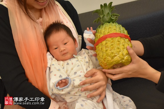 剃胎毛、滿月剃頭、嬰兒剃頭、嬰兒理髮、嬰兒剃髮、嬰兒剃胎毛、嬰兒滿月剃頭、寶寶剃頭、剃胎毛儀式、剃胎毛吉祥話、滿月剃頭儀式、滿月剃頭吉祥話、寶寶剃胎毛、寶寶滿月剃頭理髮、 新竹縣竹北地區剃胎毛、新竹縣竹北地區滿月剃頭、新竹縣竹北地區嬰兒剃頭剃胎毛、新竹縣竹北地區嬰兒理髮、新竹縣嬰兒剃髮、鄭寶寶(新竹竹北區到府嬰兒寶寶滿月剃頭理髮、免費到府嬰兒剃胎毛儀式吉祥話)。到府剃頭剃胎毛主持、專業拍照、DVD光碟、證書。★購買「臍帶章、肚臍章、胎毛筆刷印章」贈送：剃頭、收涎、抓周，三選一。2017.11.18照片12