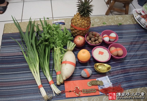 剃胎毛、滿月剃頭、嬰兒剃頭、嬰兒理髮、嬰兒剃髮、嬰兒剃胎毛、嬰兒滿月剃頭、寶寶剃頭、剃胎毛儀式、剃胎毛吉祥話、滿月剃頭儀式、滿月剃頭吉祥話、寶寶剃胎毛、寶寶滿月剃頭理髮、 新竹竹東鎮剃胎毛、新竹竹東鎮滿月剃頭、 新竹竹東鎮嬰兒剃頭剃胎毛、新竹竹東鎮嬰兒理髮、新竹竹東鎮嬰兒剃髮、張寶寶(新竹竹東鎮到府嬰兒寶寶滿月剃頭理髮、免費到府嬰兒剃胎毛儀式吉祥話)。到府剃頭剃胎毛主持、專業拍照、DVD光碟、證書。★購買「臍帶章、肚臍章、胎毛筆刷印章」贈送：剃頭、收涎、抓周，三選一。2016.04.09  照片1