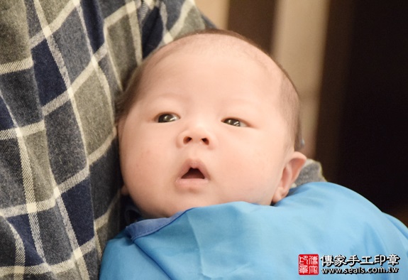 剃胎毛、滿月剃頭、嬰兒剃頭、嬰兒理髮、嬰兒剃髮、嬰兒剃胎毛、嬰兒滿月剃頭、寶寶剃頭、剃胎毛儀式、剃胎毛吉祥話、滿月剃頭儀式、滿月剃頭吉祥話、寶寶剃胎毛、寶寶滿月剃頭理髮、 新北新店區剃胎毛、新北新店區滿月剃頭、 新北新店區嬰兒剃頭剃胎毛、新北新店區嬰兒理髮、新北新店區嬰兒剃髮、劉寶寶(新北新店區到府嬰兒寶寶滿月剃頭理髮、免費到府嬰兒剃胎毛儀式吉祥話)。到府剃頭剃胎毛主持、專業拍照、DVD光碟、證書。★購買「臍帶章、肚臍章、胎毛筆刷印章」贈送：剃頭、收涎、抓周，三選一。2016.05.16  照片16