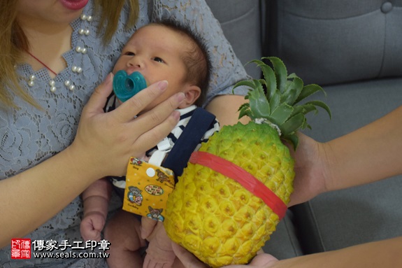剃胎毛、滿月剃頭、嬰兒剃頭、嬰兒理髮、嬰兒剃髮、嬰兒剃胎毛、嬰兒滿月剃頭、寶寶剃頭、剃胎毛儀式、剃胎毛吉祥話、滿月剃頭儀式、滿月剃頭吉祥話、寶寶剃胎毛、寶寶滿月剃頭理髮、 新竹縣芎林地區剃胎毛、新竹縣芎林地區滿月剃頭、新竹縣芎林地區嬰兒剃頭剃胎毛、新竹縣芎林地區嬰兒理髮、新竹縣嬰兒剃髮、林寶寶(新竹芎林鄉到府嬰兒寶寶滿月剃頭理髮、免費到府嬰兒剃胎毛儀式吉祥話)。到府剃頭剃胎毛主持、專業拍照、DVD光碟、證書。★購買「臍帶章、肚臍章、胎毛筆刷印章」贈送：剃頭、收涎、抓周，三選一。2017.09.12照片12