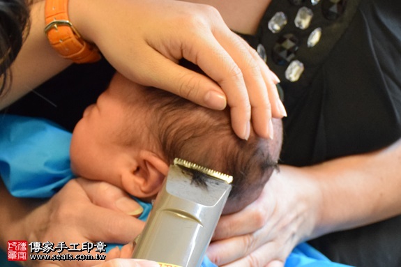 剃胎毛、滿月剃頭、嬰兒剃頭、嬰兒理髮、嬰兒剃髮、嬰兒剃胎毛、嬰兒滿月剃頭、寶寶剃頭、剃胎毛儀式、剃胎毛吉祥話、滿月剃頭儀式、滿月剃頭吉祥話、寶寶剃胎毛、寶寶滿月剃頭理髮、 新北市中和地區剃胎毛、新北市中和地區滿月剃頭、新北市中和地區嬰兒剃頭剃胎毛、新北市中和地區嬰兒理髮、新北市嬰兒剃髮、俞寶寶(新北中和區到府嬰兒寶寶滿月剃頭理髮、免費到府嬰兒剃胎毛儀式吉祥話)。到府剃頭剃胎毛主持、專業拍照、DVD光碟、證書。★購買「臍帶章、肚臍章、胎毛筆刷印章」贈送：剃頭、收涎、抓周，三選一。2017.09.26照片18