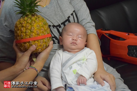 剃胎毛、滿月剃頭、嬰兒剃頭、嬰兒理髮、嬰兒剃髮、嬰兒剃胎毛、嬰兒滿月剃頭、寶寶剃頭、剃胎毛儀式、剃胎毛吉祥話、滿月剃頭儀式、滿月剃頭吉祥話、寶寶剃胎毛、寶寶滿月剃頭理髮、 新北市中和地區剃胎毛、新北市中和地區滿月剃頭、新北市中和地區嬰兒剃頭剃胎毛、新北市中和地區嬰兒理髮、新北市嬰兒剃髮、陳寶寶(新北中和區到府嬰兒寶寶滿月剃頭理髮、免費到府嬰兒剃胎毛儀式吉祥話)。到府剃頭剃胎毛主持、專業拍照、DVD光碟、證書。★購買「臍帶章、肚臍章、胎毛筆刷印章」贈送：剃頭、收涎、抓周，三選一。2017.09.06照片14