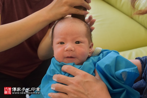 剃胎毛、滿月剃頭、嬰兒剃頭、嬰兒理髮、嬰兒剃髮、嬰兒剃胎毛、嬰兒滿月剃頭、寶寶剃頭、剃胎毛儀式、剃胎毛吉祥話、滿月剃頭儀式、滿月剃頭吉祥話、寶寶剃胎毛、寶寶滿月剃頭理髮、 新竹縣關西地區剃胎毛、新竹縣關西地區滿月剃頭、新竹縣關西地區嬰兒剃頭剃胎毛、新竹縣關西地區嬰兒理髮、新竹縣嬰兒剃髮、李寶寶(新竹關西鎮到府嬰兒寶寶滿月剃頭理髮、免費到府嬰兒剃胎毛儀式吉祥話)。到府剃頭剃胎毛主持、專業拍照、DVD光碟、證書。★購買「臍帶章、肚臍章、胎毛筆刷印章」贈送：剃頭、收涎、抓周，三選一。2017.11.28照片18
