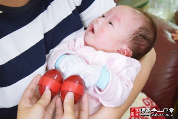剃胎毛、滿月剃頭、嬰兒剃頭、嬰兒理髮、嬰兒剃髮、嬰兒剃胎毛、嬰兒滿月剃頭、寶寶剃頭、剃胎毛儀式、剃胎毛吉祥話、滿月剃頭儀式、滿月剃頭吉祥話、寶寶剃胎毛、寶寶滿月剃頭理髮、 高雄市前鎮地區剃胎毛、高雄市前鎮地區滿月剃頭、高雄市前鎮地區嬰兒剃頭剃胎毛、高雄市前鎮地區嬰兒理髮、高雄市嬰兒剃髮、陳寶寶(高雄前鎮區到府嬰兒寶寶滿月剃頭理髮、免費到府嬰兒剃胎毛儀式吉祥話)。到府剃頭剃胎毛主持、專業拍照、DVD光碟、證書。★購買「臍帶章、肚臍章、胎毛筆刷印章」贈送：剃頭、收涎、抓周，三選一。2017.09.24照片5