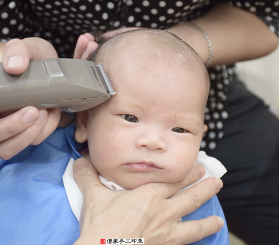 梁寶寶(新北永和區嬰兒寶寶滿月剃頭理髮、免費嬰兒剃胎毛儀式吉祥話)。中國風會場，爸媽寶貝免費穿「日中韓」古裝禮服。專業拍照、DVD光碟、證書。★購買「臍帶章、肚臍章、胎毛筆刷印章」贈送：剃頭、收涎、抓周，三選一。 2015.12.05 照片17
