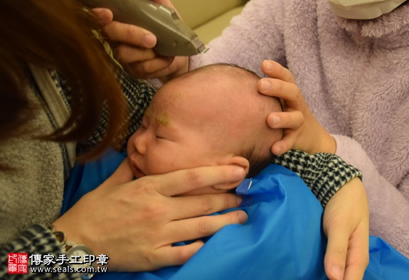 剃胎毛、滿月剃頭、嬰兒剃頭、嬰兒理髮、嬰兒剃髮、嬰兒剃胎毛、嬰兒滿月剃頭、寶寶剃頭、剃胎毛儀式、剃胎毛吉祥話、滿月剃頭儀式、滿月剃頭吉祥話、寶寶剃胎毛、寶寶滿月剃頭理髮、 新竹市剃胎毛、新竹市滿月剃頭、 新竹市嬰兒剃頭剃胎毛、新竹市嬰兒理髮、新竹市嬰兒剃髮、黃寶寶(新竹市到府嬰兒寶寶滿月剃頭理髮、免費到府嬰兒剃胎毛儀式吉祥話)。到府剃頭剃胎毛主持、專業拍照、DVD光碟、證書。★購買「臍帶章、肚臍章、胎毛筆刷印章」贈送：剃頭、收涎、抓周，三選一。2016.01.24 照片17