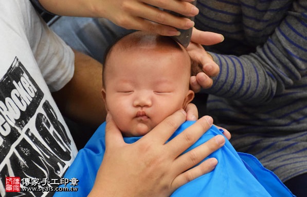 剃胎毛、滿月剃頭、嬰兒剃頭、嬰兒理髮、嬰兒剃髮、嬰兒剃胎毛、嬰兒滿月剃頭、寶寶剃頭、剃胎毛儀式、剃胎毛吉祥話、滿月剃頭儀式、滿月剃頭吉祥話、寶寶剃胎毛、寶寶滿月剃頭理髮、 新北新莊區剃胎毛、新北新莊區滿月剃頭、 新北新莊區嬰兒剃頭剃胎毛、新北新莊區嬰兒理髮、新北新莊區嬰兒剃髮、林寶寶(新北新莊區到府嬰兒寶寶滿月剃頭理髮、免費到府嬰兒剃胎毛儀式吉祥話)。到府剃頭剃胎毛主持、專業拍照、DVD光碟、證書。★購買「臍帶章、肚臍章、胎毛筆刷印章」贈送：剃頭、收涎、抓周，三選一。2016.12.05  照片16