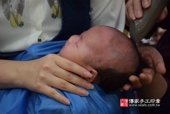 剃胎毛、滿月剃頭、嬰兒剃頭、嬰兒理髮、嬰兒剃髮、嬰兒剃胎毛、嬰兒滿月剃頭、寶寶剃頭、剃胎毛儀式、剃胎毛吉祥話、滿月剃頭儀式、滿月剃頭吉祥話、寶寶剃胎毛、寶寶滿月剃頭理髮、新北永和區剃胎毛、新北永和區滿月剃頭、新北永和區嬰兒剃頭剃胎毛、新北永和區嬰兒理髮、新北永和區嬰兒剃髮、蔡寶寶(新北永和區嬰兒寶寶滿月剃頭理髮、免費嬰兒剃胎毛儀式吉祥話)。中國風會場，爸媽寶貝免費穿「日中韓」古裝禮服。專業拍照、DVD光碟、證書。★購買「臍帶章、肚臍章、胎毛筆刷印章」贈送：剃頭、收涎、抓周，三選一。2016.04.06  照片19